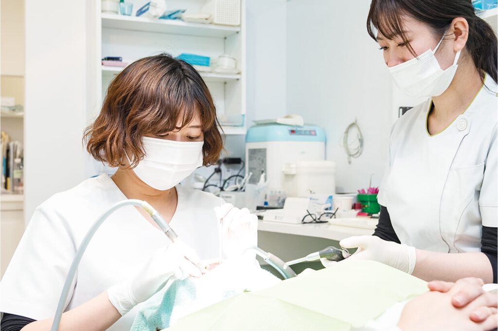 覗き込まない！術者の体に負担のない楽な姿勢で診療